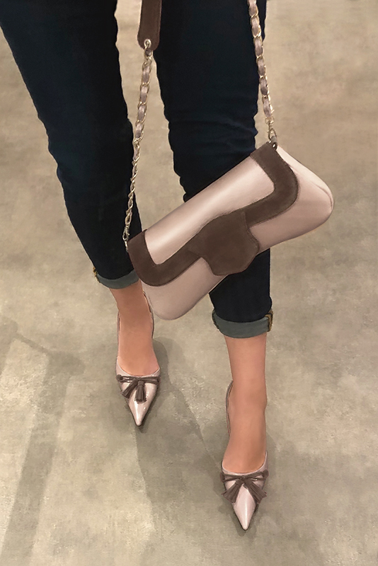 Powder pink and taupe brown matching pumps and clutch. Worn view - Florence KOOIJMAN